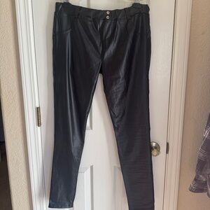 Black Booty enhancing leather look pant / capri Sz L-XL